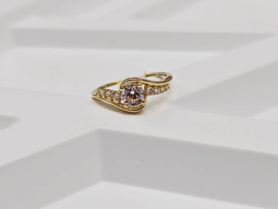 Anillo curveado diamante